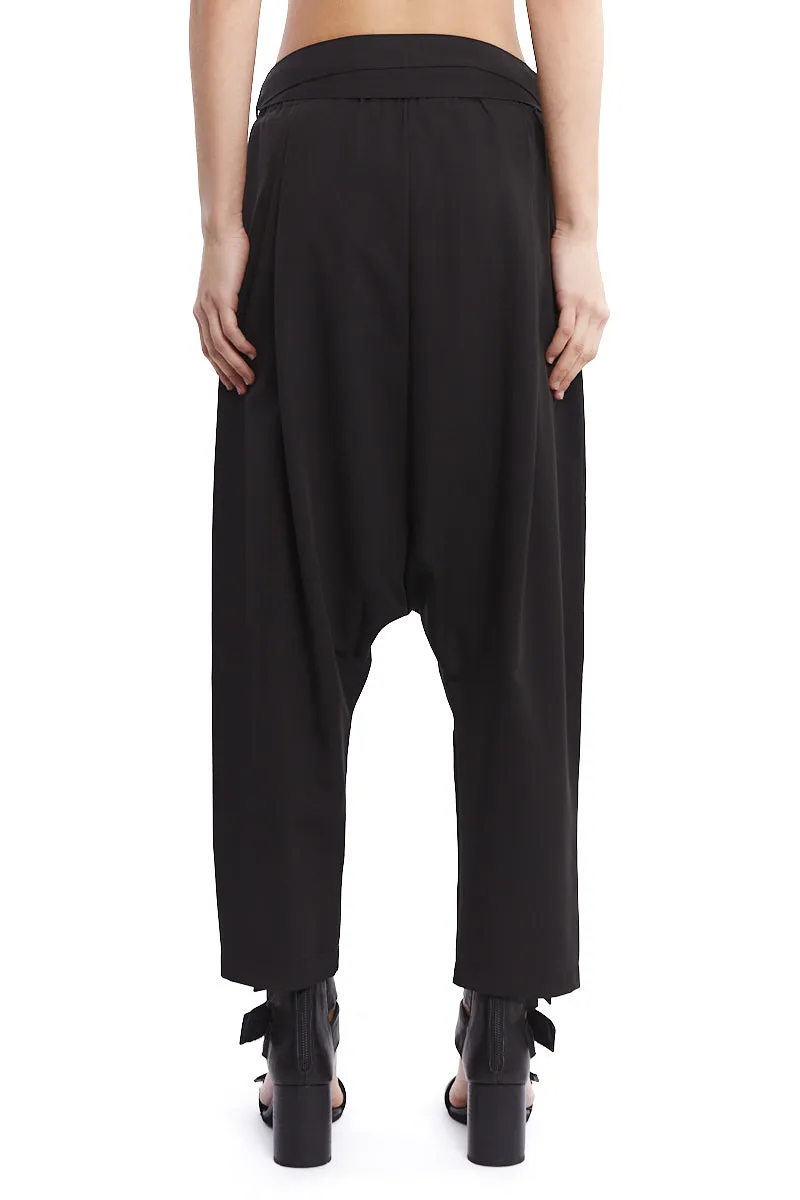 BLACK CROPPED PLEATED PANTS