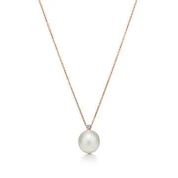 Pendant in 18k rose gold with South Sea cultured pearls and diamonds. 
